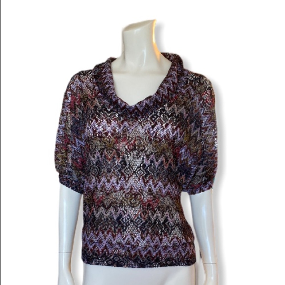 Discreet patterned top size medium